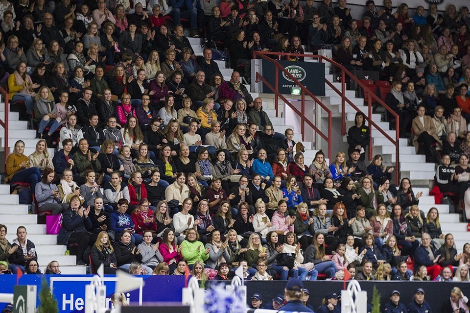 Helsinki Horse Show’n yleisö viihtyy