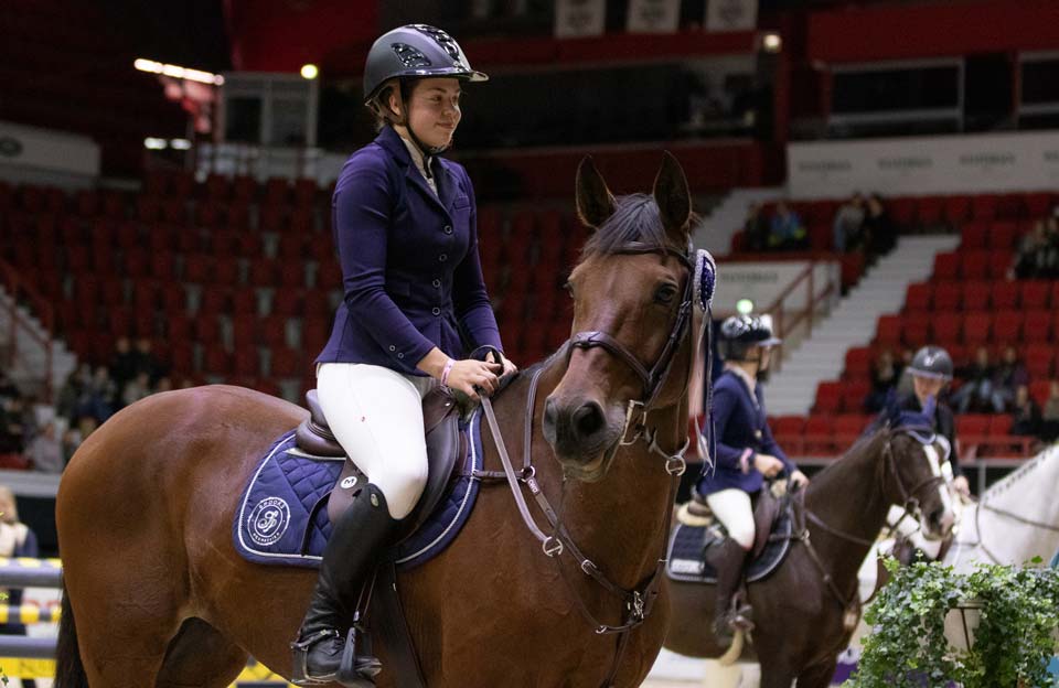 Nea Tolonen ja Cissy Medium Tourin voittoon.