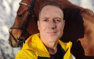 Marko Björsin vinkit kouluratsastuksen katsojalle