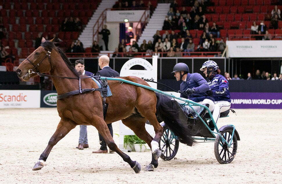 Lauantain ohjelma päättyi hurjiin suorituksiin, kun ratsastajat päästettiin ravihevosten ohjiin