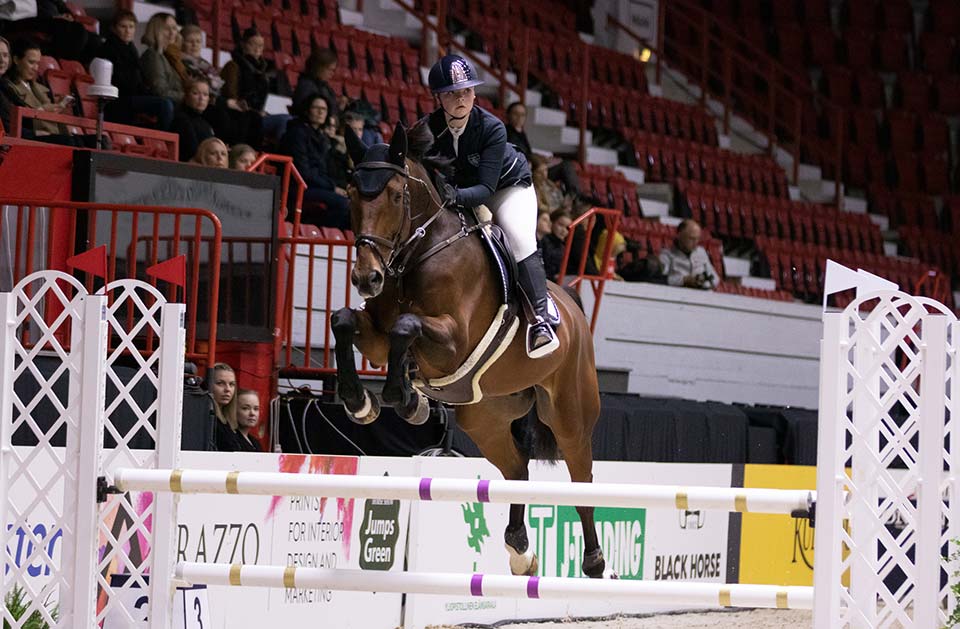Amateur Tour 100 cm voittaja Emma Vainikka ja Kaeton Van Loo.
