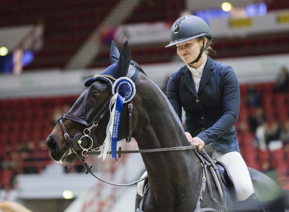 Lumi Joutsen hevosella Esquina. Valokuva: Satu Pirinen