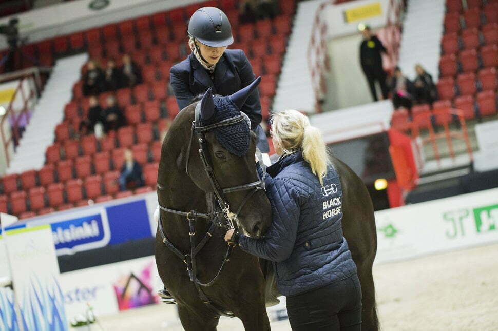 Jonna Normia hevosella Polyfiena. Valokuva Satu Pirinen