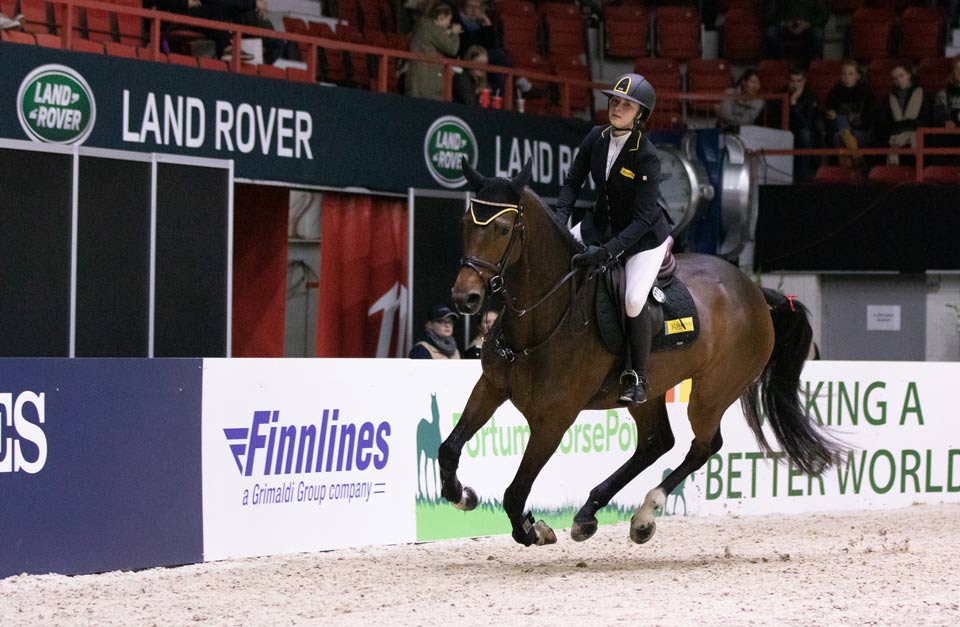 Hanna-Maria Korpi hevosellaan So Chique.