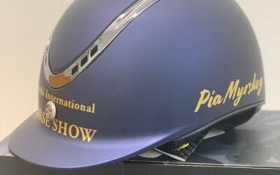 Helsinki Horse Show ensimmäisenä – Horse Show´n valvovat stewardit saavat Back on Trackin kypärät ”virkakäyttöön”