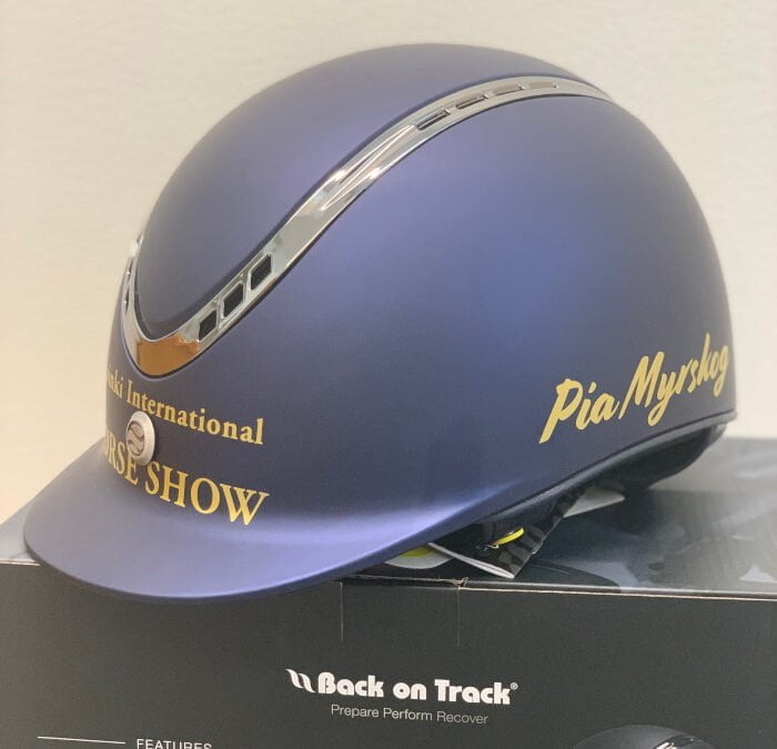 Helsinki Horse Show ensimmäisenä – Horse Show´n valvovat stewardit saavat Back on Trackin kypärät ”virkakäyttöön”