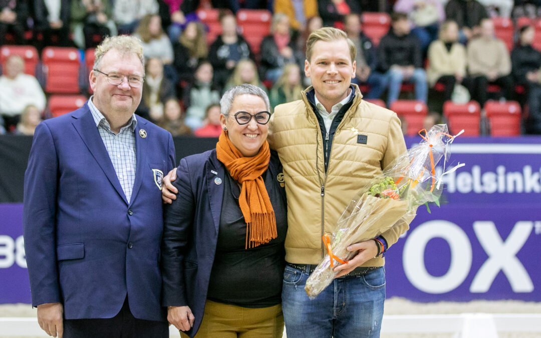 Henri Ruosteelle, Stella Hagelstamille ja Pia-Pauliina Reitille Mestariratsastajamerkit