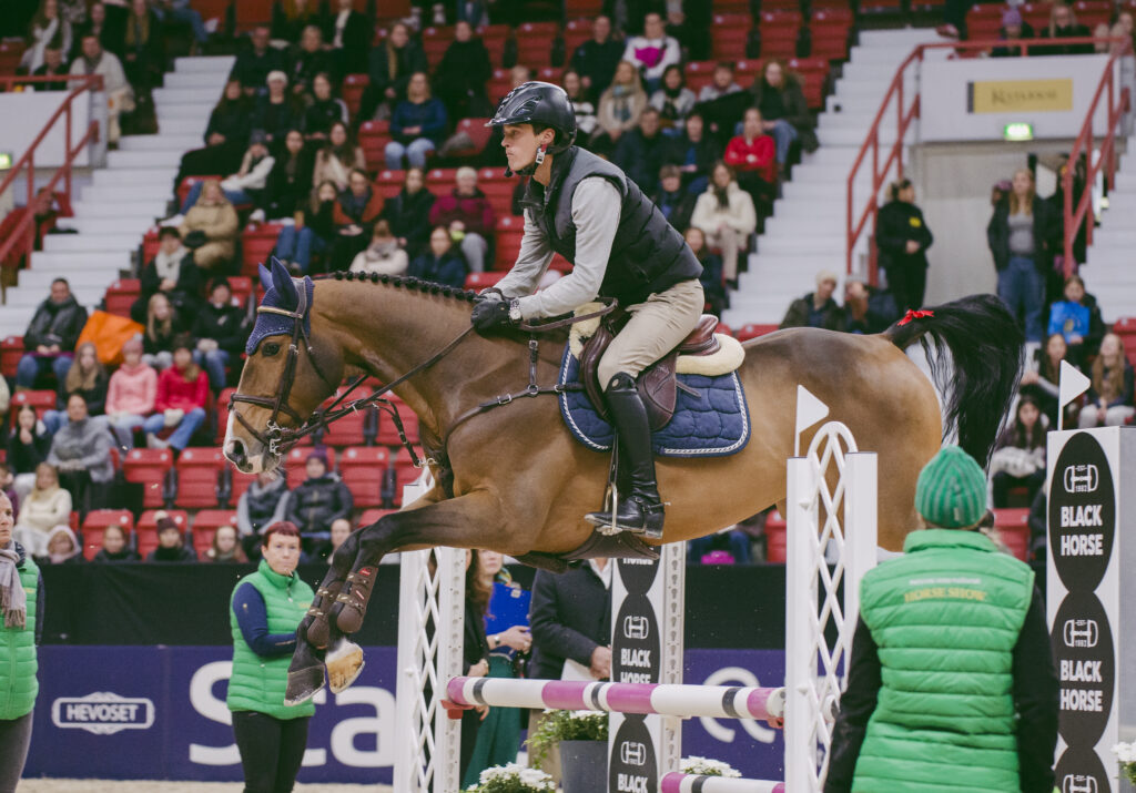 Black-horse-YH-testiratsastus Madis Morna ja D.Chacco s Dominator Z. Kuva: Satu Pirinen