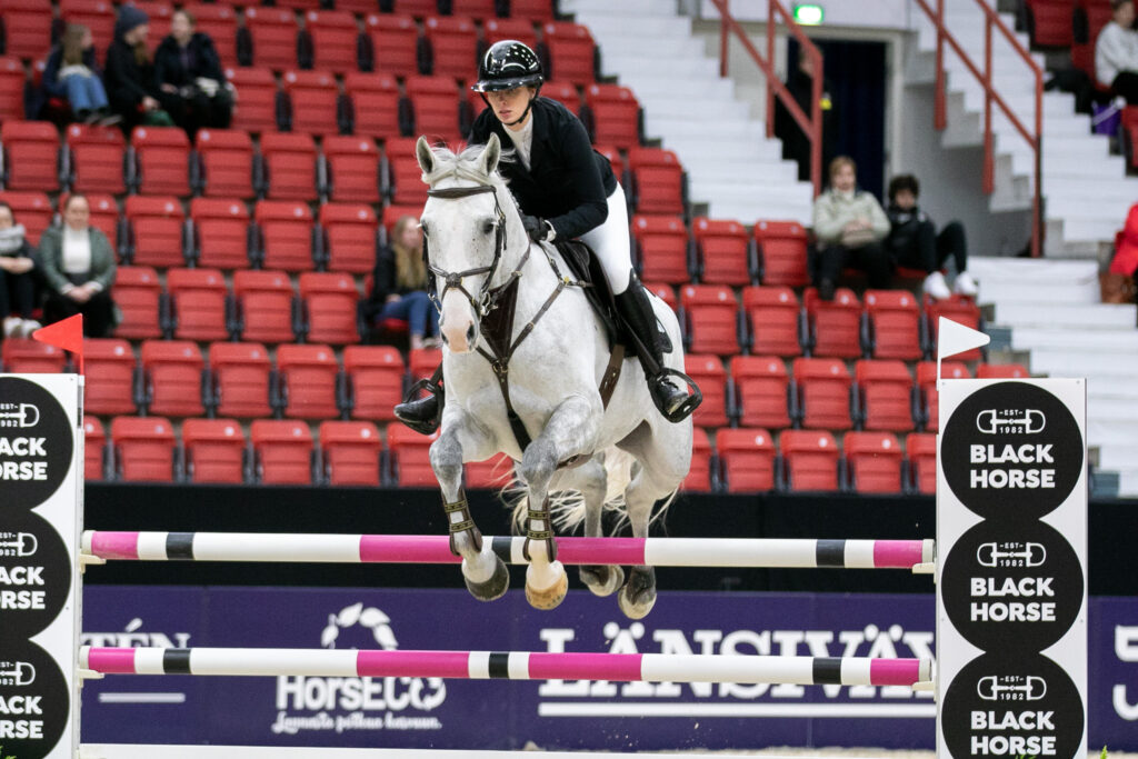 Nelli Pajuharju ja Cascada. Kuva: Iita-Maria Ahtiainen