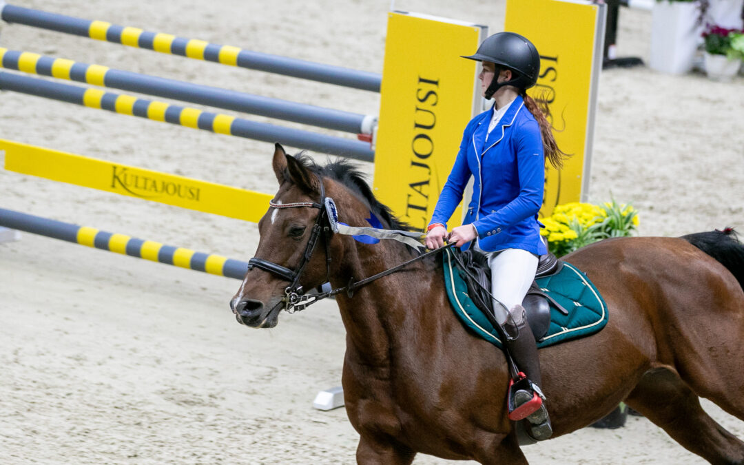 Tasotuoppi 1. osakilpailun voittoon Idän Kilparatsastajat ry:n Jenna Holopainen