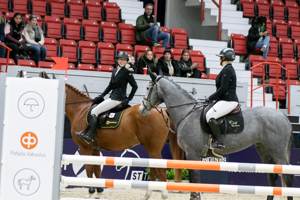 Jenna Suomi ja Ria Daniel ja Saara-Karhu HR Helei. Kuva: Iita Maria Ahtiainen