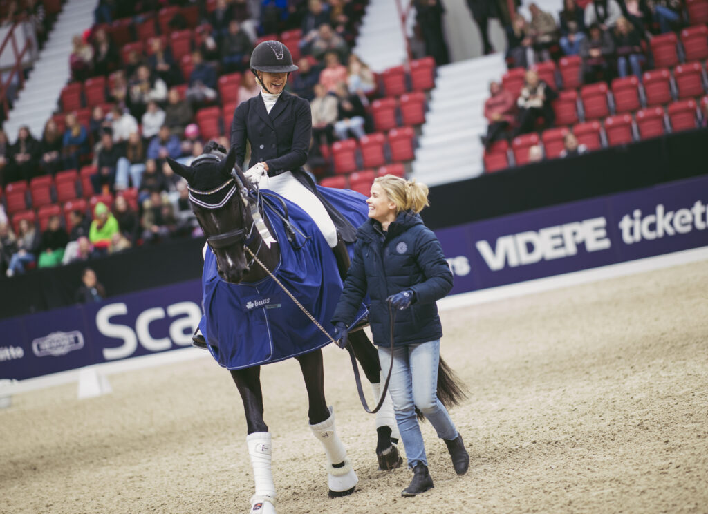 Anna Tallberg - Grevens Zorro ja hevosen hoitajana Annan kaksoissisko esteratsastaja Emma Tallberg . Kuva Satu Pirinen