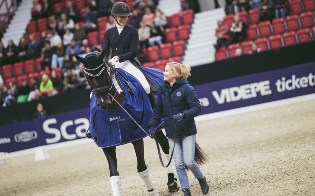 Kouluratsut tanssivat Horse Shown areenalla