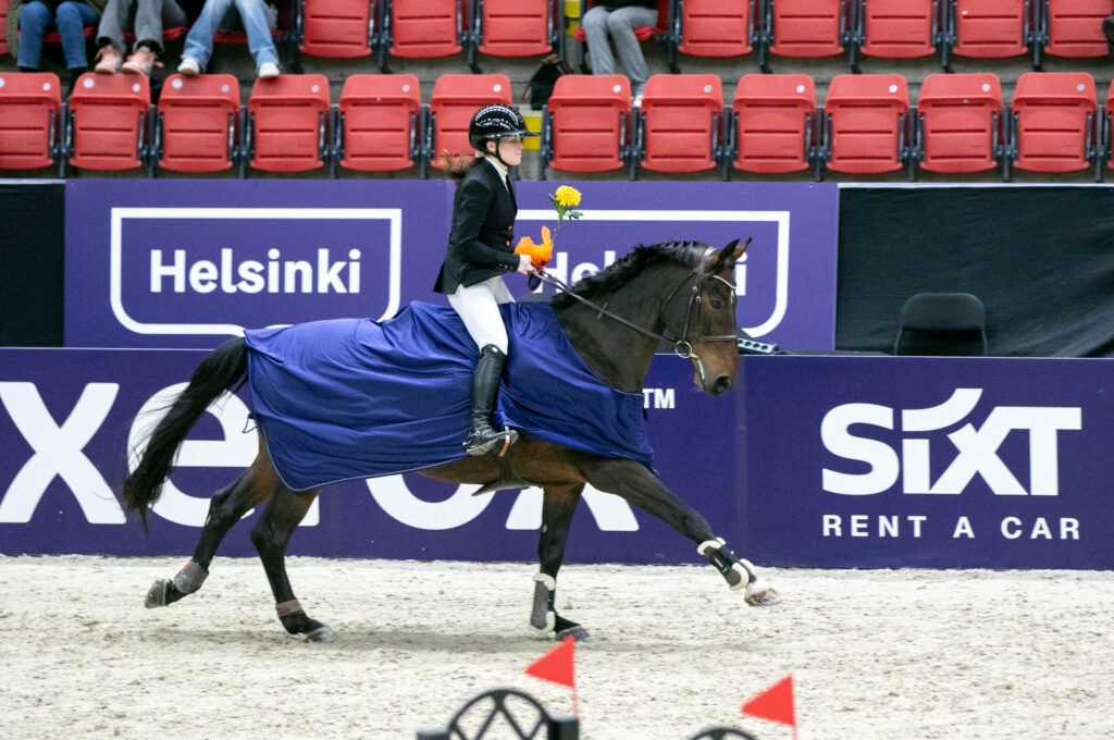  Iina Kauhanen ja Patrone kunniakierroksella. Kuva: Iita-Maria Ahtiainen