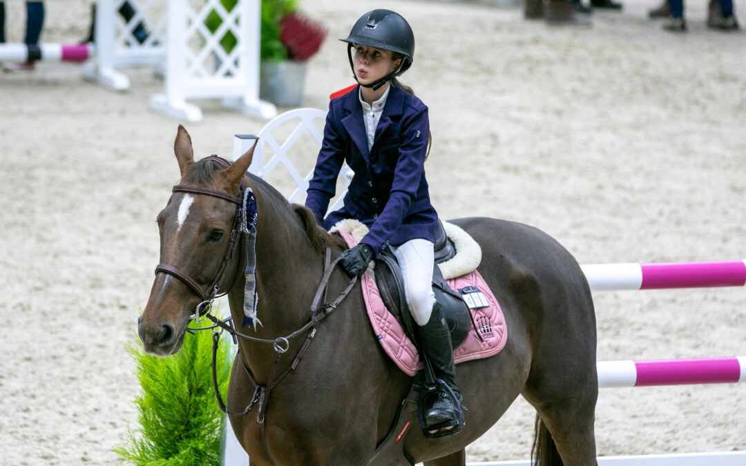 Iina Kauhanen ratsasti Pohjola Small Grand Prix Superfinaali 110 cm ensimmäisen osakilpailun voittoon